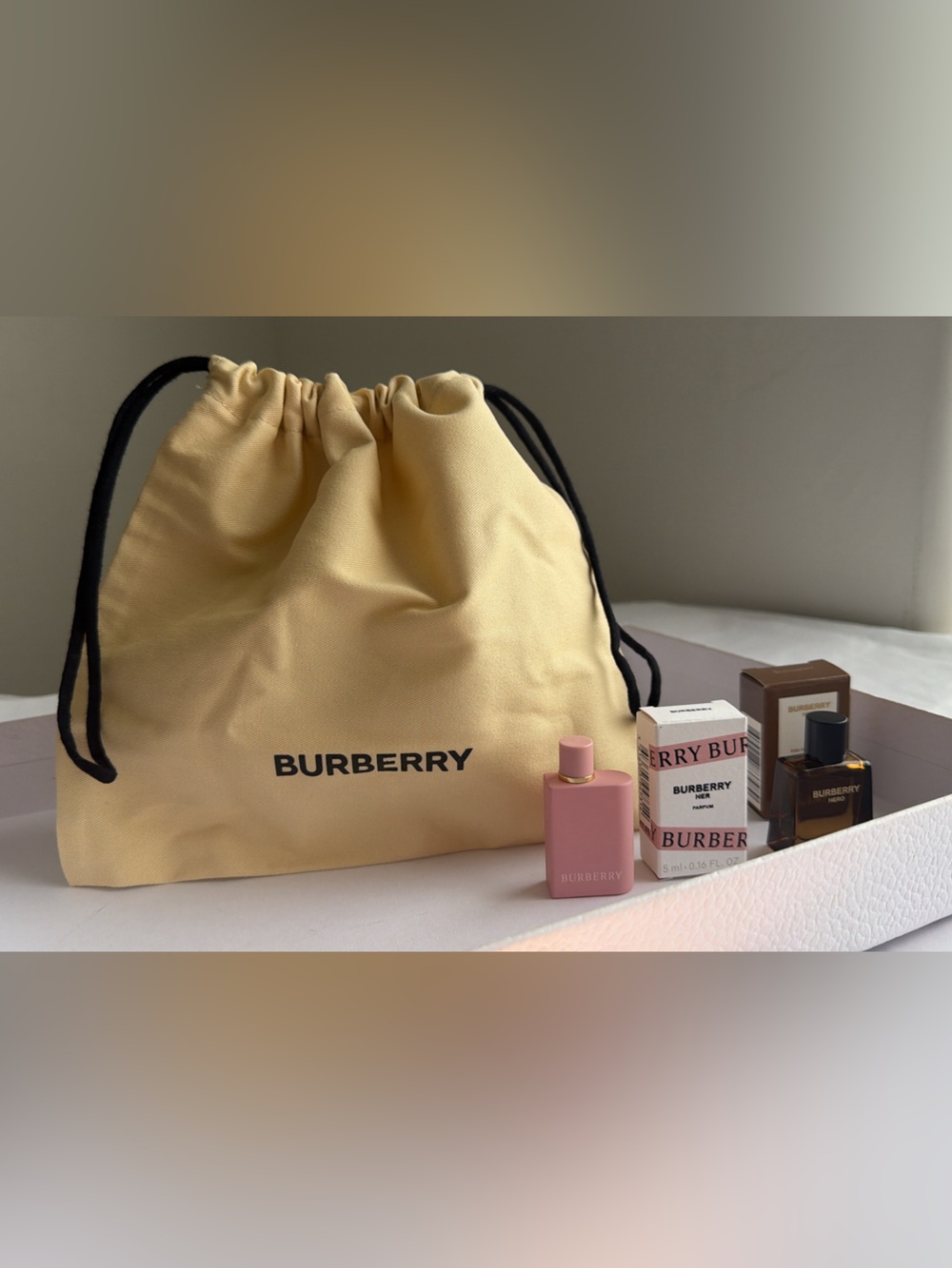 New,unused & authenticBurberry beauty Drawstring Cosmetic Pouch with 2 perfume33